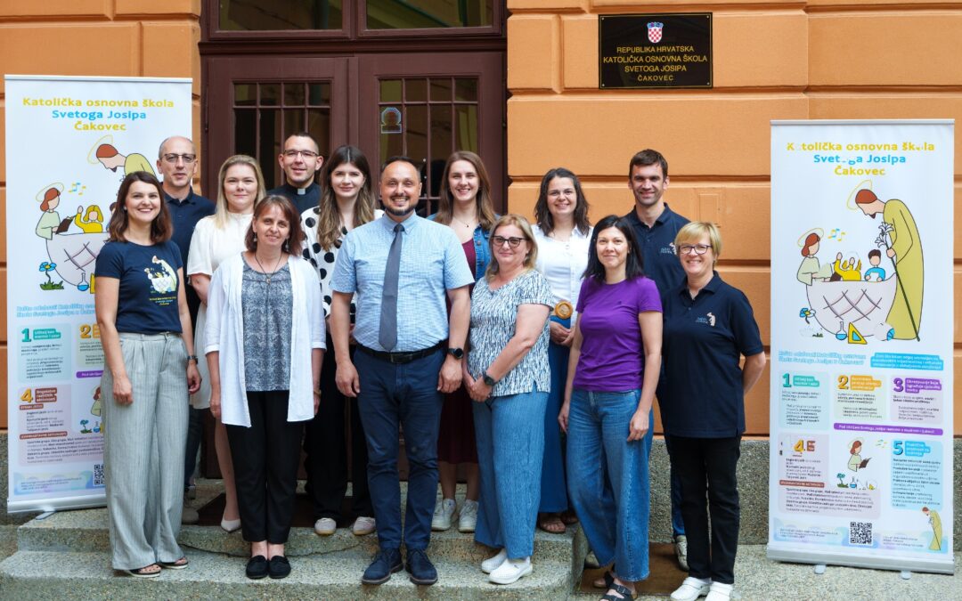 Zajedničko fotografiranje svih djelatnika Škole